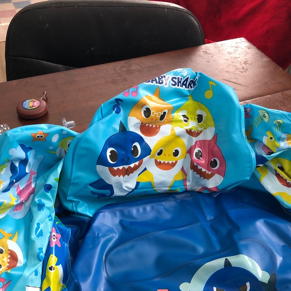 🥧 Baby Shark Inflatable Tub - Picture 3 of 9